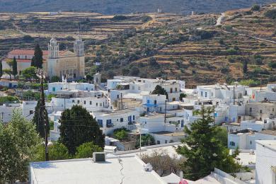 Paros, terrain de 366 m² dans le village traditionnel de Lefkes